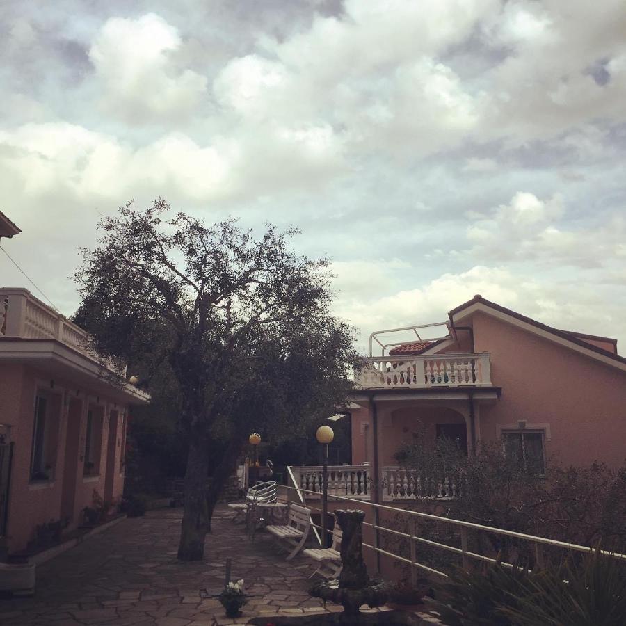 Residence Hotel Edy Imperia Bagian luar foto